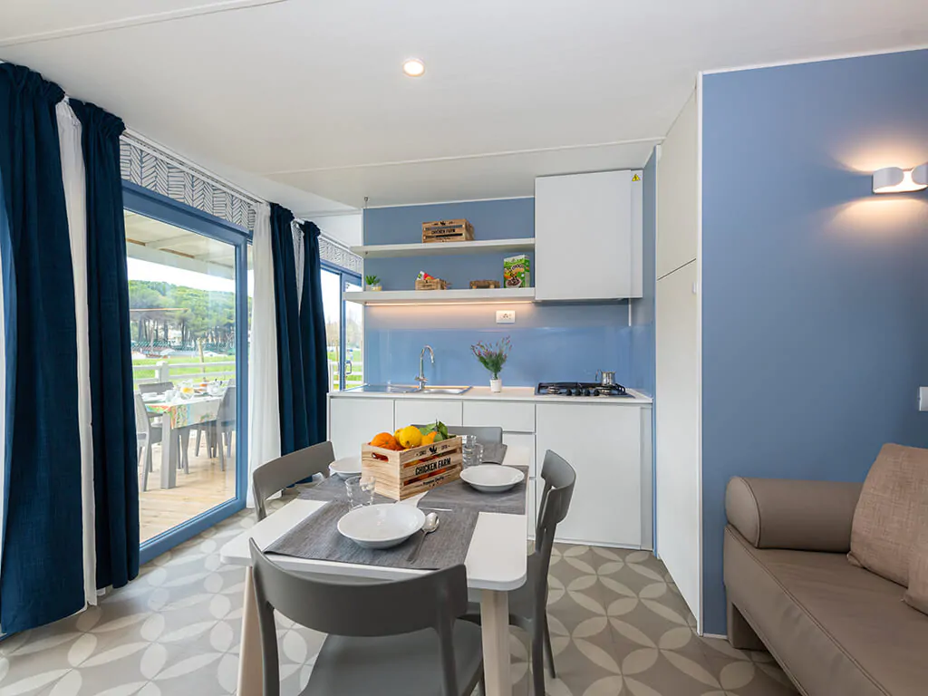 campsite-cenesatico-mobile-home-venere-interior-living-room-kitchen