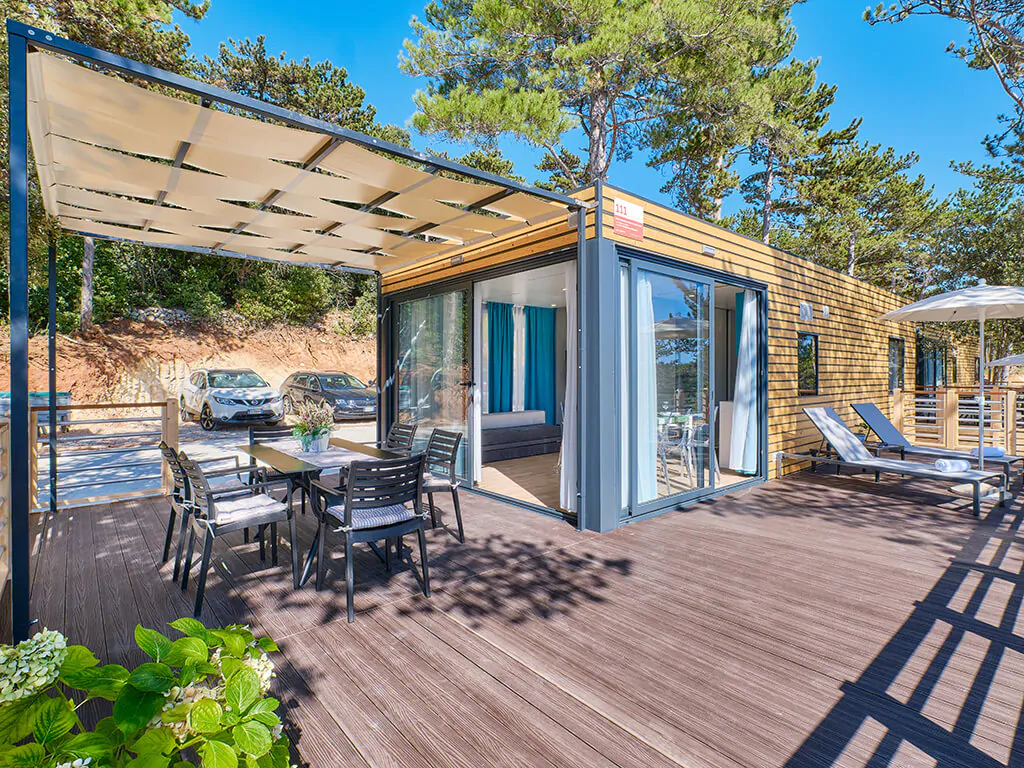 campsite-slatina-mobile-home-exterior-terrace-dining-table-2