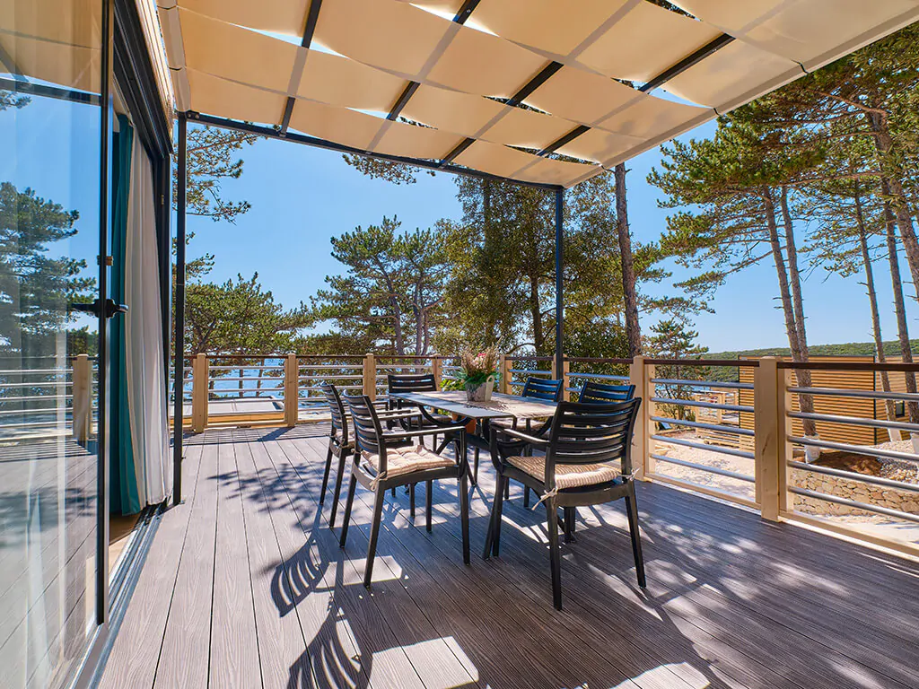 campsite-slatina-mobile-home-freedhome-slatina-terrace-dining-table-ii