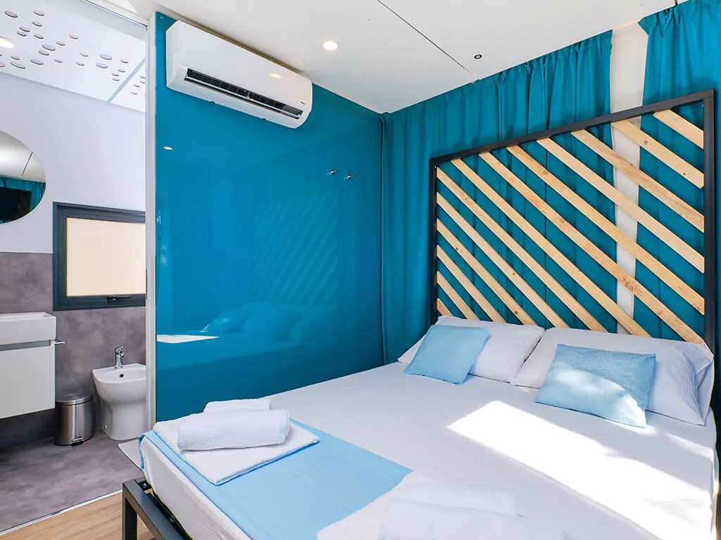 campsite-slatina-mobile-home-interior-bedroom-double-bed