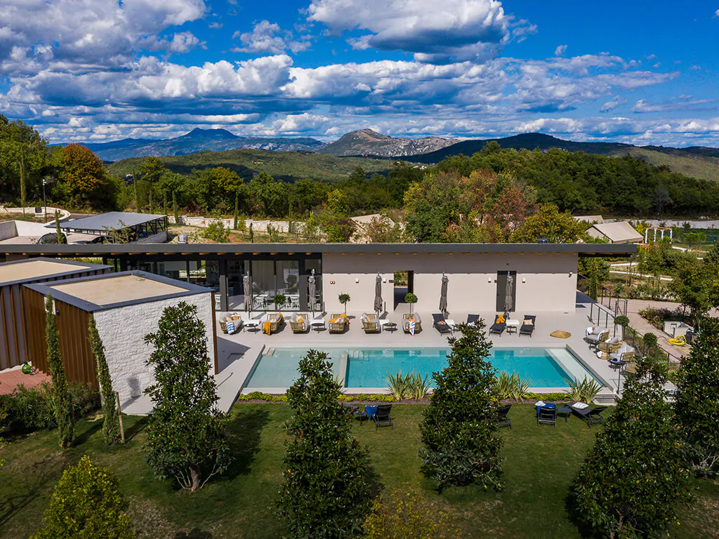 floria-glamping-garden-campsite-infinity-pool-sunbeds-exterior-lounge-bar-mountain-view