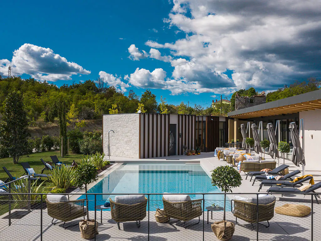 floria-glamping-garden-campsite-infinity-pool-sunbeds-exterior-lounge-bar