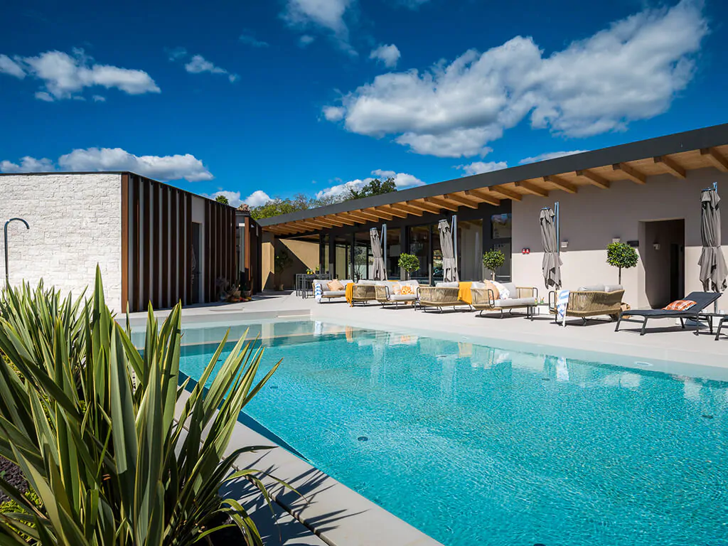 floria-glamping-garden-campsite-infinity-pool-sunbeds-exterior-lounge