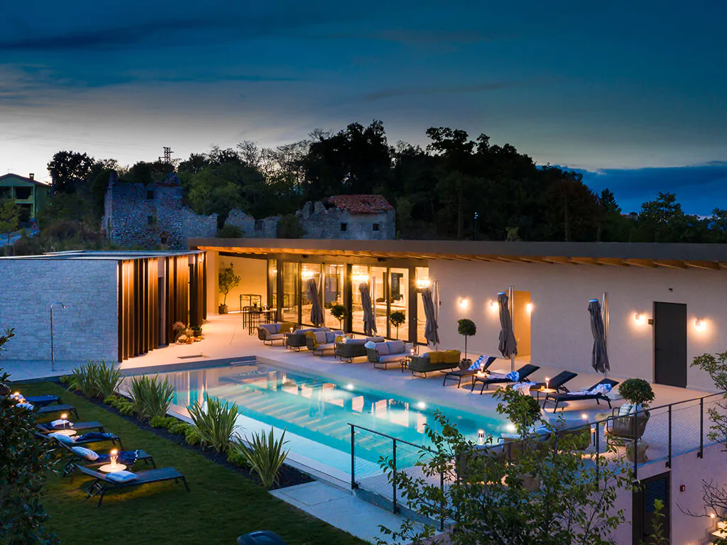 floria-glamping-garden-infinity-pool-restaurant