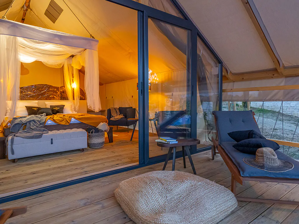 floria-glamping-garden-superior-pool-interior-bedroom-double-bed