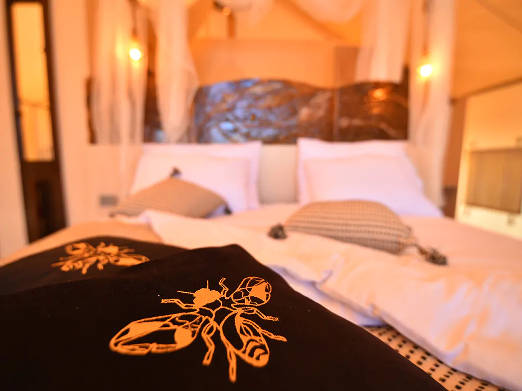 floria-glamping-garden-superior-pool-interior-bedroom-i