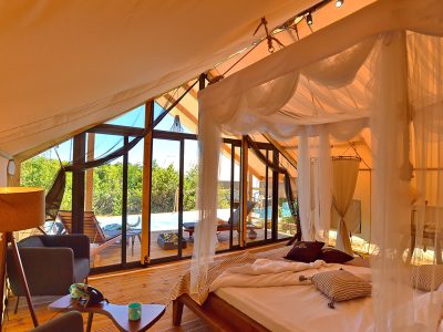 floria-glamping-garden-superior-pool-interior-bedroom-ii