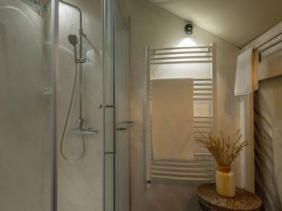 glamping-floria-standard-tent-interior-bathroom