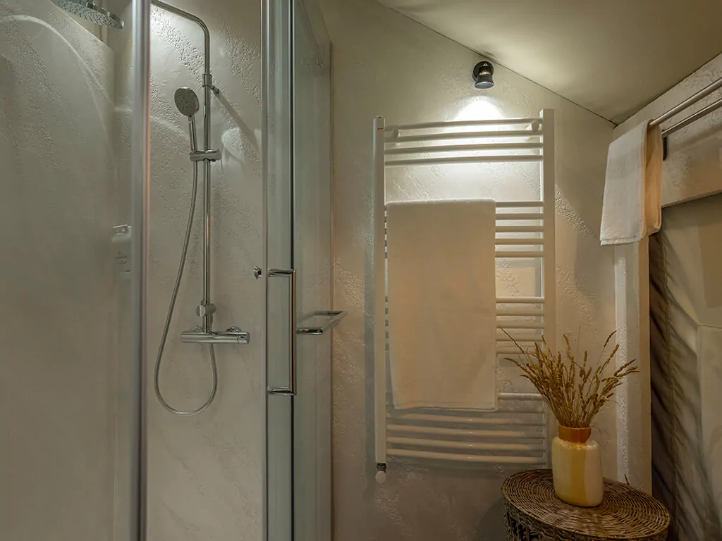 glamping-floria-standard-tent-interior-bathroom
