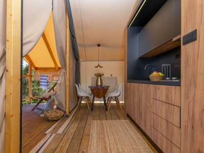 glamping-floria-standard-tent-interior-kitchen
