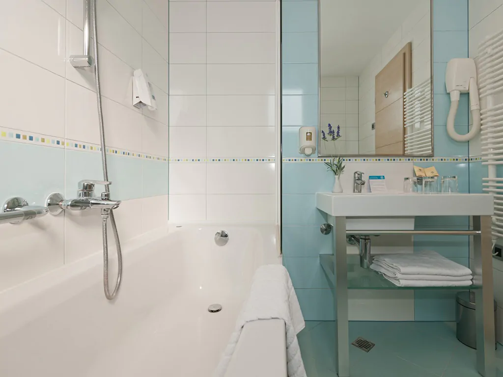 campsite-porto-sole-apartment-standard-4-persons-bathroom