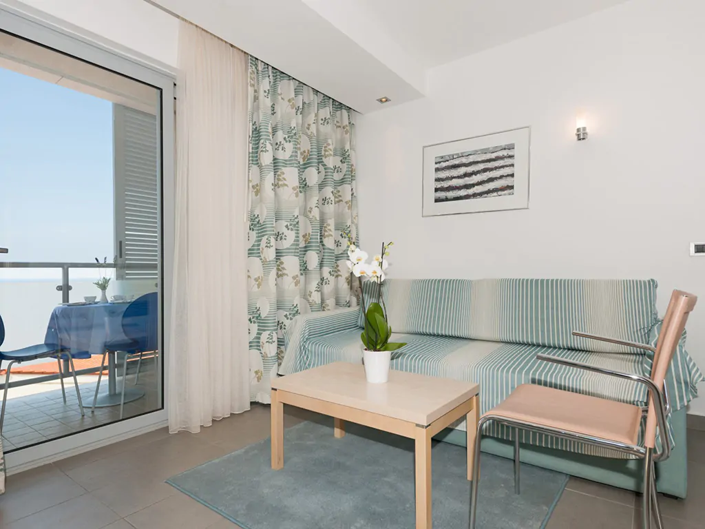 campsite-porto-sole-apartment-standard-4-persons-living-room
