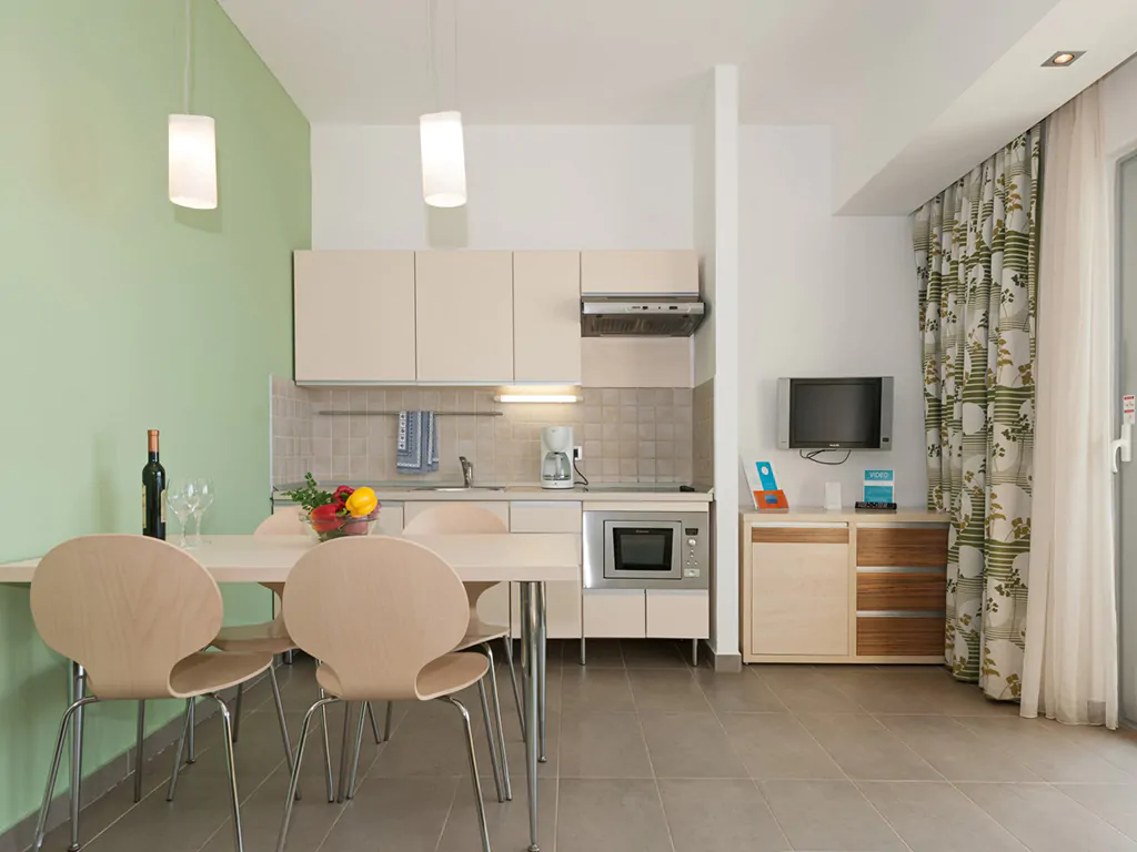 campsite-porto-sole-apartment-superior-4-kitchen