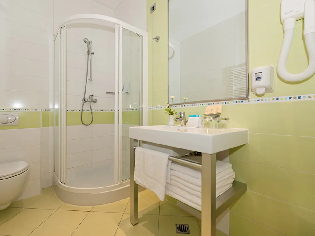 campsite-porto-sole-apartment-superior-4-living-room-bathroom