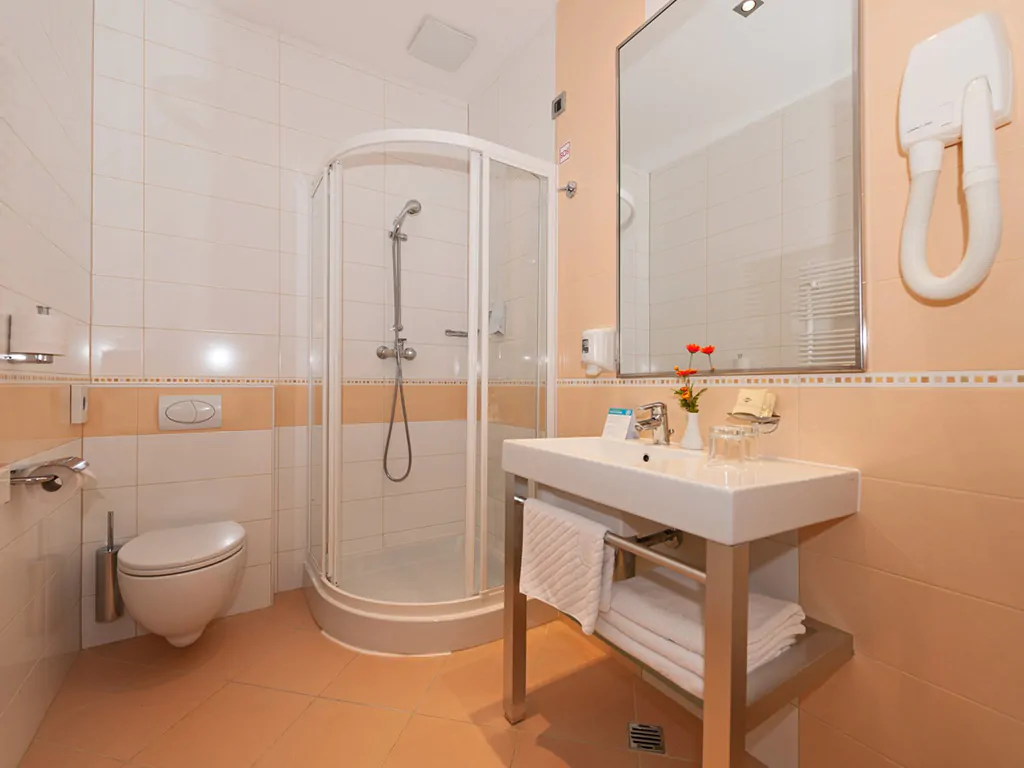 campsite-porto-sole-apartments-6-persons-bathroom
