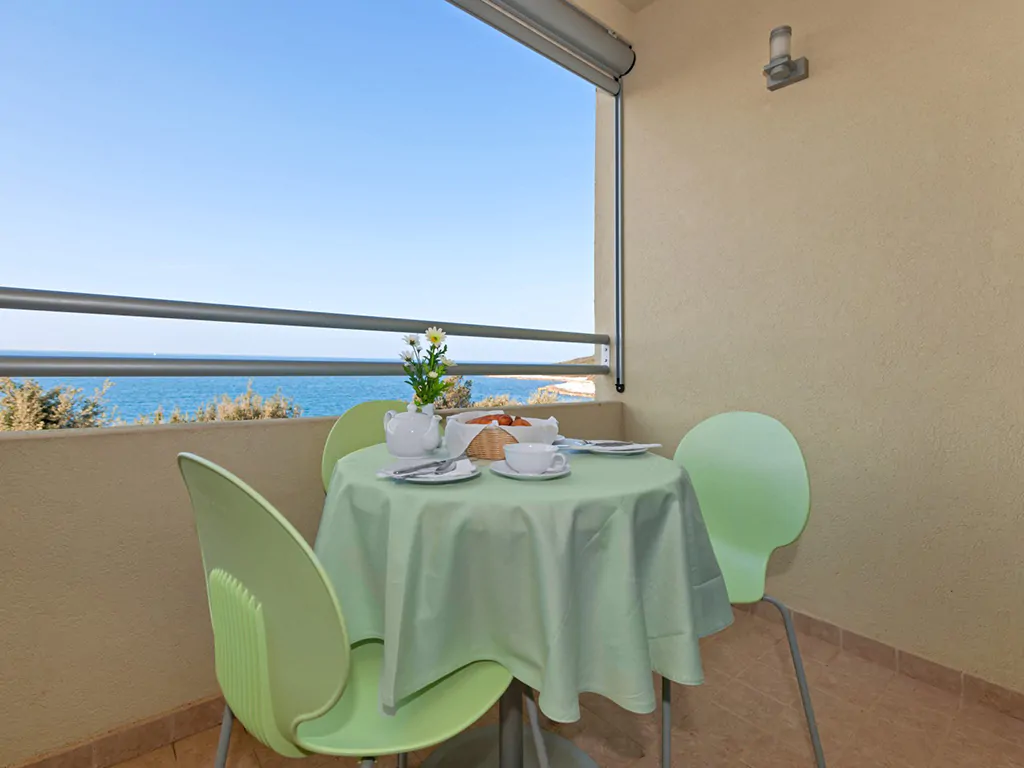 campsite-porto-sole-premium-room-balcony
