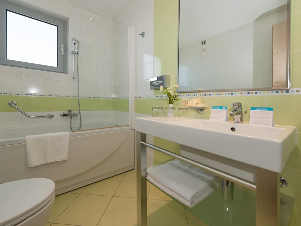 campsite-porto-sole-premium-room-interior-bathroom