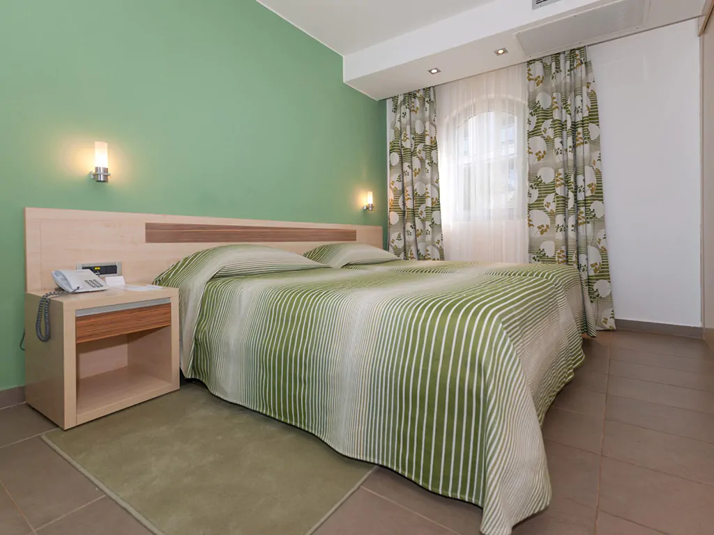 campsite-porto-sole-premium-room-interior-bedroom