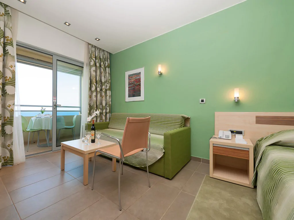 campsite-porto-sole-premium-room-interior-living-room-i