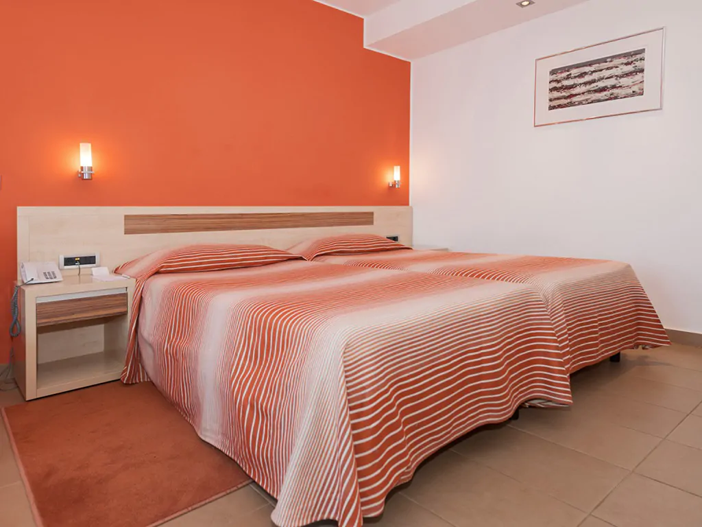 campsite-porto-sole-room-superior-2-persons-interior-bedroom