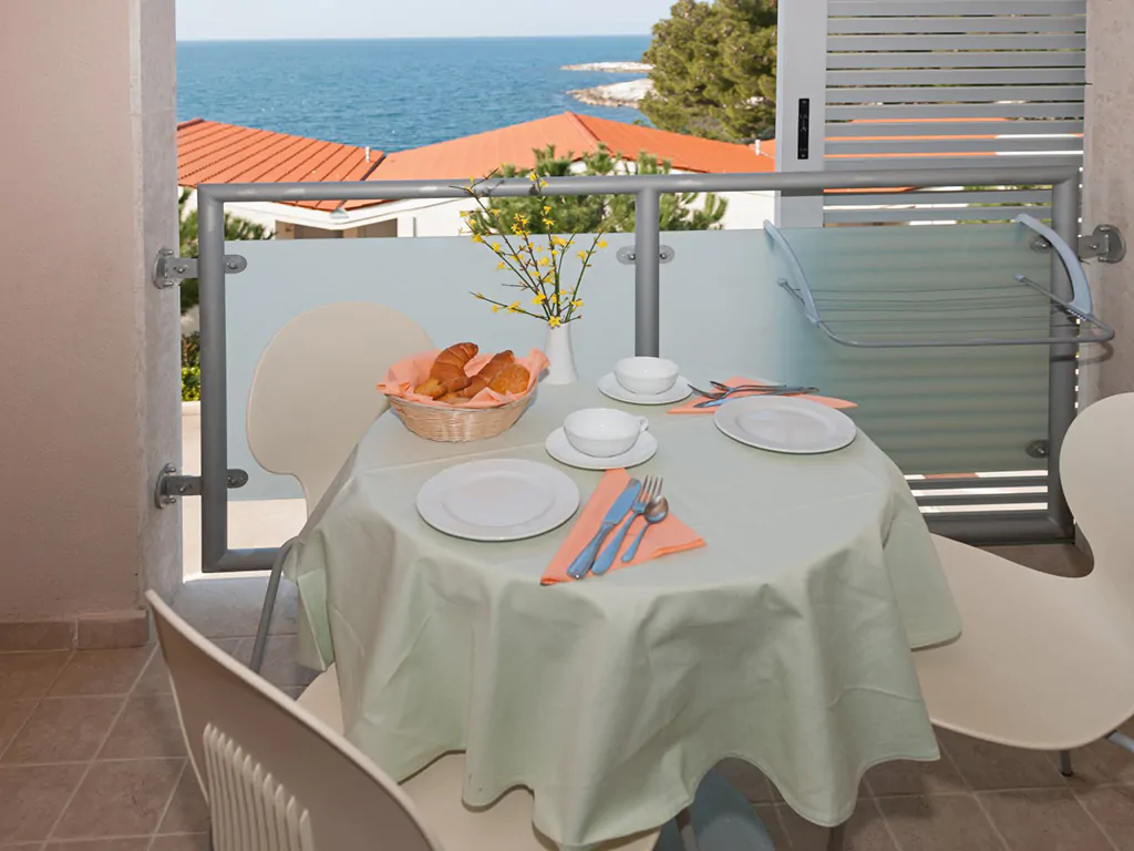 campsite-porto-sole-room-superior-3-persons-balcony-view