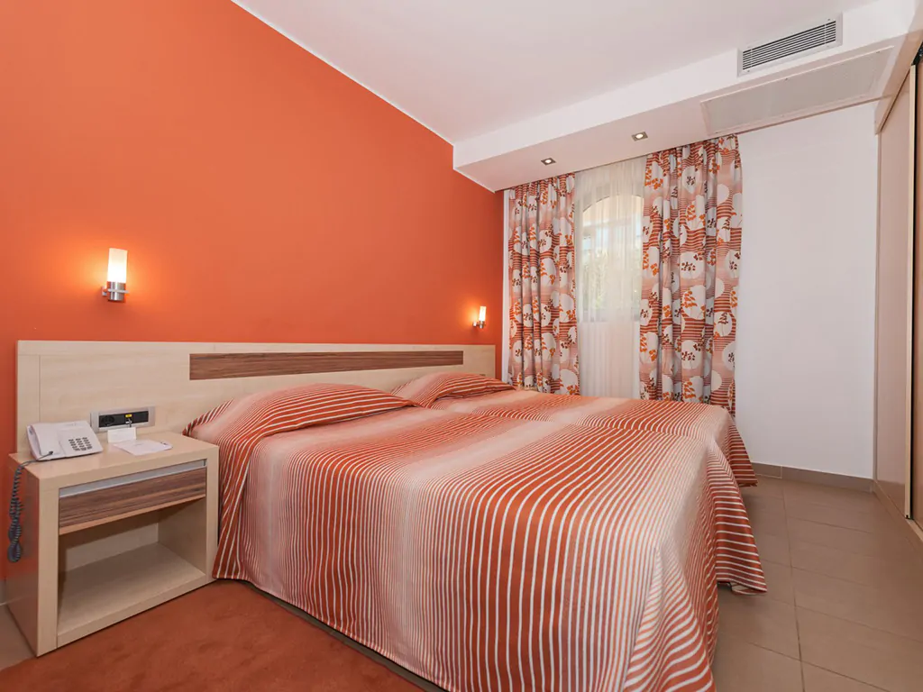 campsite-porto-sole-room-superior-3-persons-interior-bedroom