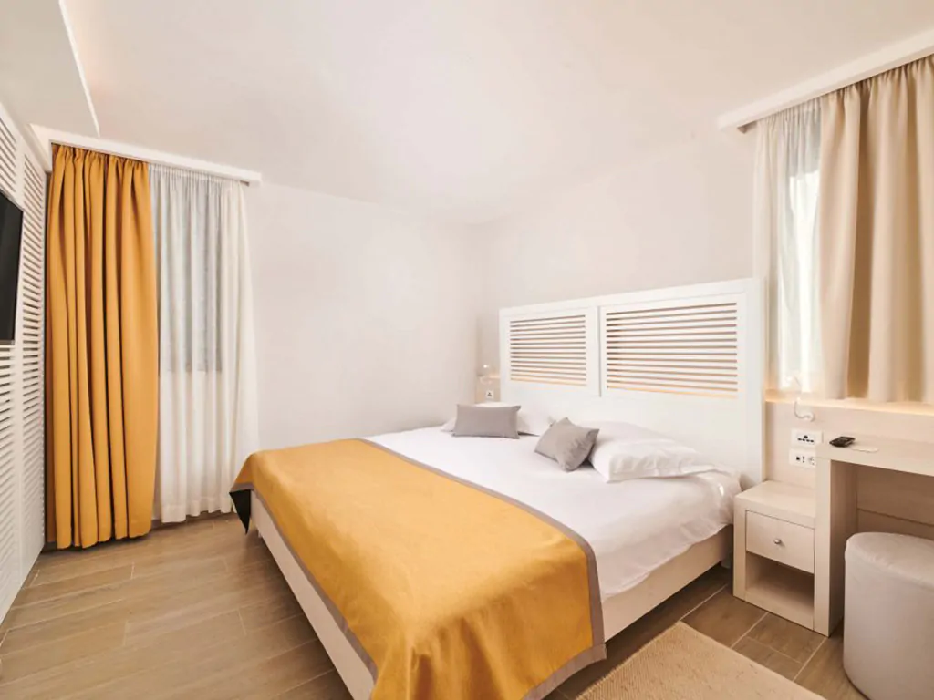 villas-bellevue-resort-classic-villa-plus-interior-bedroom-double-bed-ii