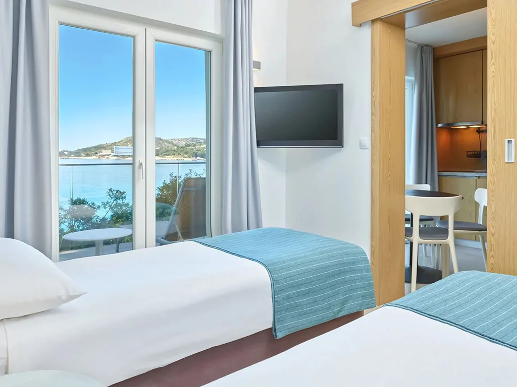 villas-mlini-resort-standard-sea-view-apartment-interior-bedroom-single-beds-tv