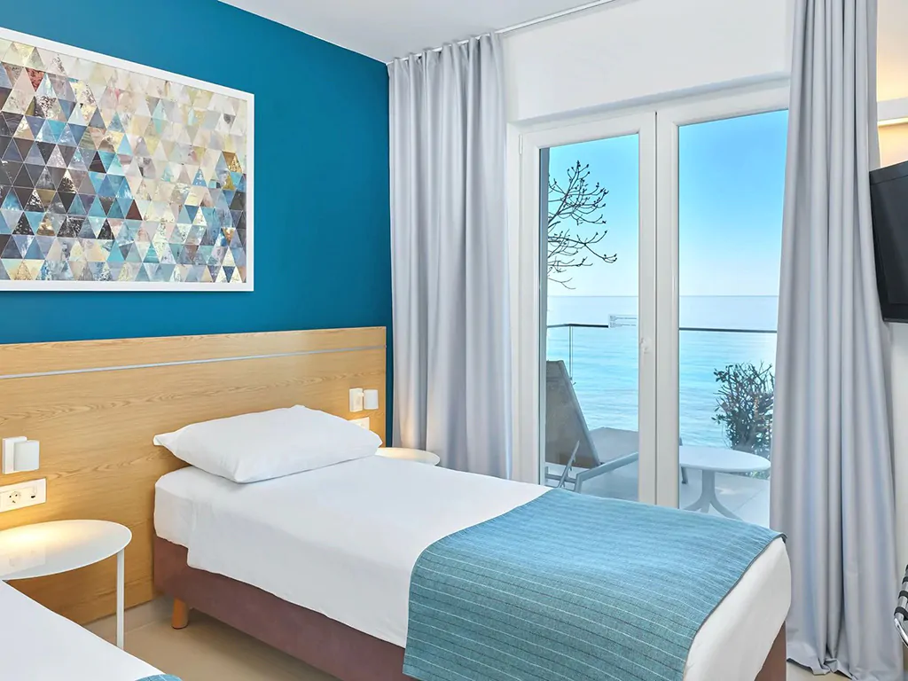villas-mlini-resort-standard-sea-view-apartment-interior-bedroom-single-beds