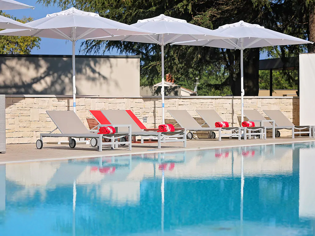 villas-park-resort-sudbeds-by-the-pool