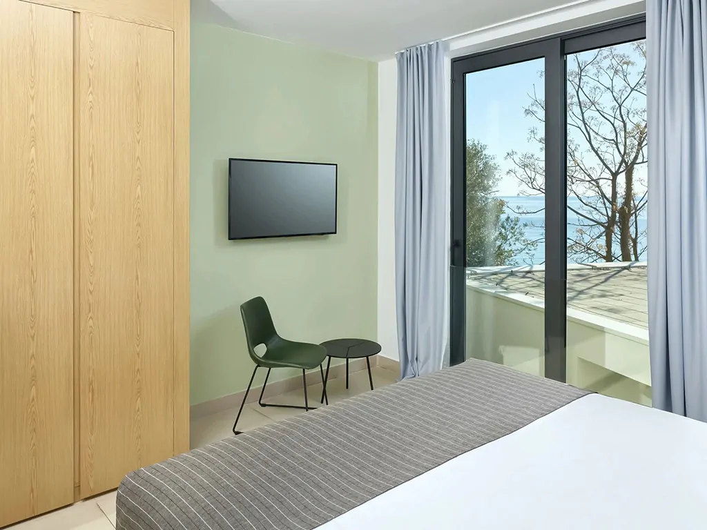 villasmlini-resort-premium-sea-side-villa-interior-bedroom-sea-view