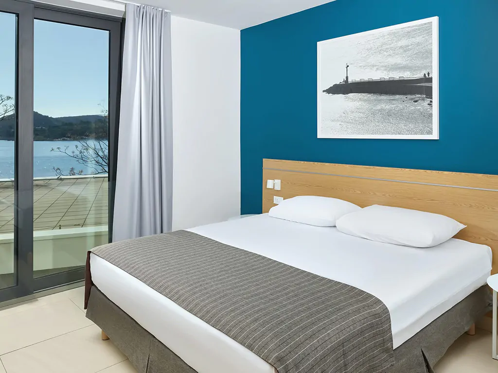 villasmlini-resort-premium-sea-side-villa-interior-bedroom