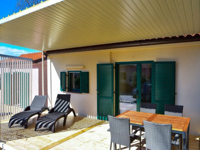 camping-glavotok-premium-bungalow-exterior-terrace