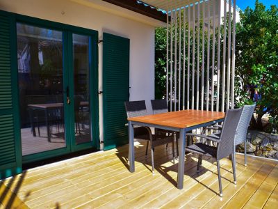camping-glavotok-premium-bungalow-exterior-terrace-i