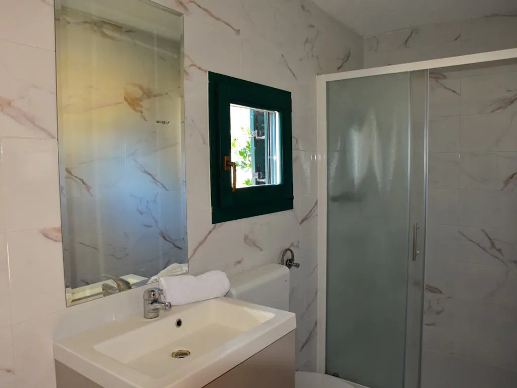 camping-glavotok-premium-bungalow-interior-bathroom-i