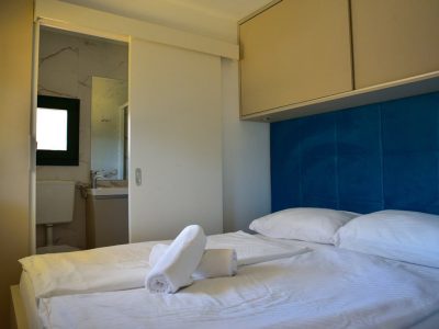 camping-glavotok-premium-bungalow-interior-bedroom