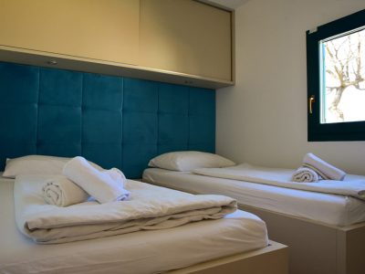 camping-glavotok-premium-bungalow-interior-bedroom-single-beds