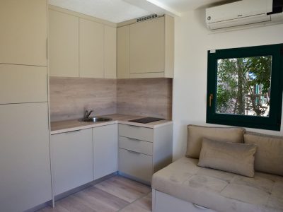 camping-glavotok-premium-bungalow-interior-kitchen-living-room