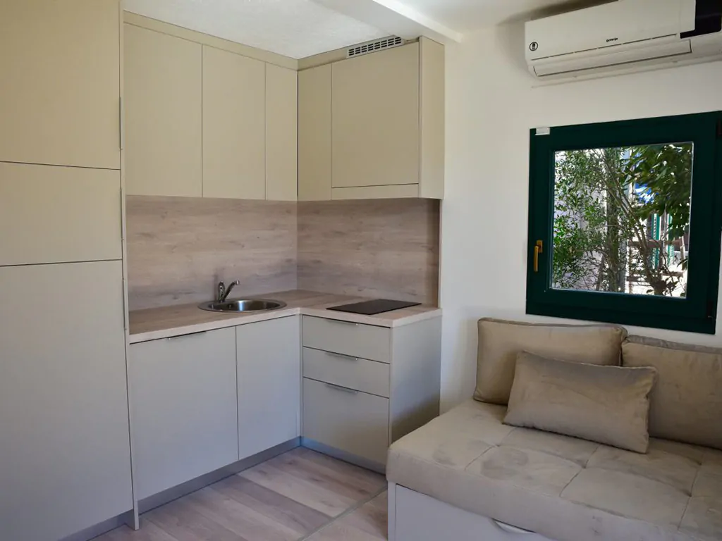 camping-glavotok-premium-bungalow-interior-kitchen-living-room