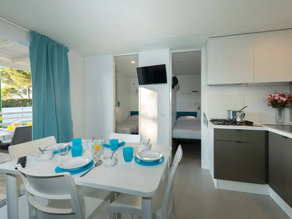 campsite-pineta-sul-mare-mobile-home-vega-interior-dining-table