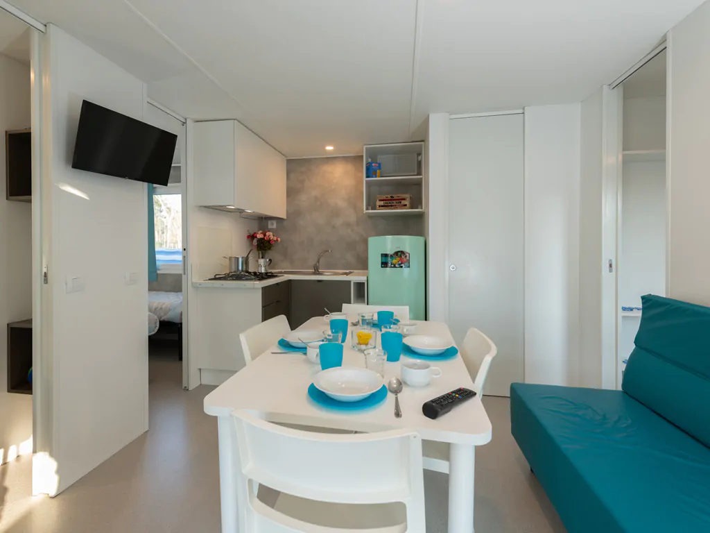 campsite-pineta-sul-mare-mobile-home-vega-interior-kitchen