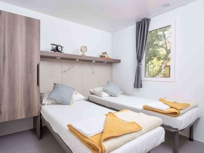 campsite-stobrec-split-mobile-home-vista-first-row-interior-bedroom-single-beds