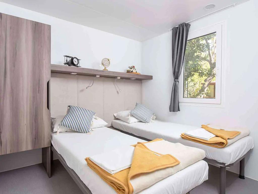 campsite-stobrec-split-mobile-home-vista-first-row-interior-bedroom-single-beds