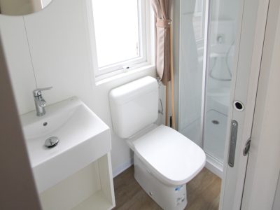 happy-camp-happy-superior-interior-bathroom-2