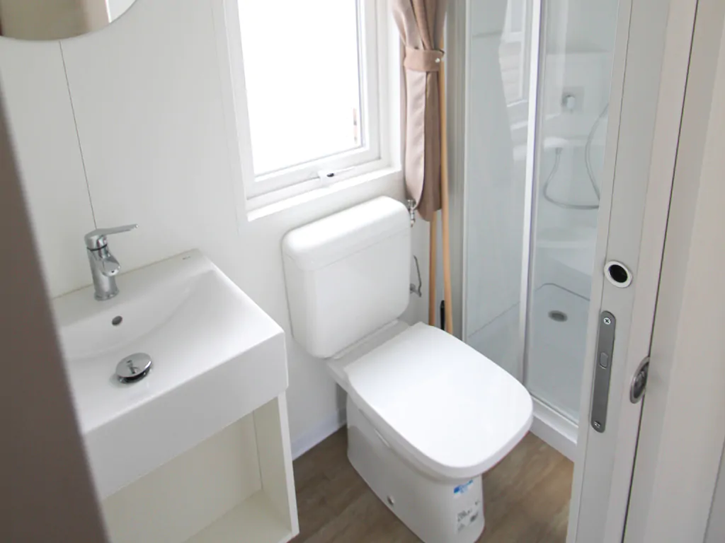 happy-camp-happy-superior-interior-bathroom-2