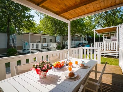 happy-relax-mobile-home-exterier-terace-breakfast