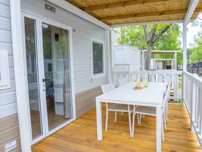 happy-relax-mobile-home-exterier-terace-table