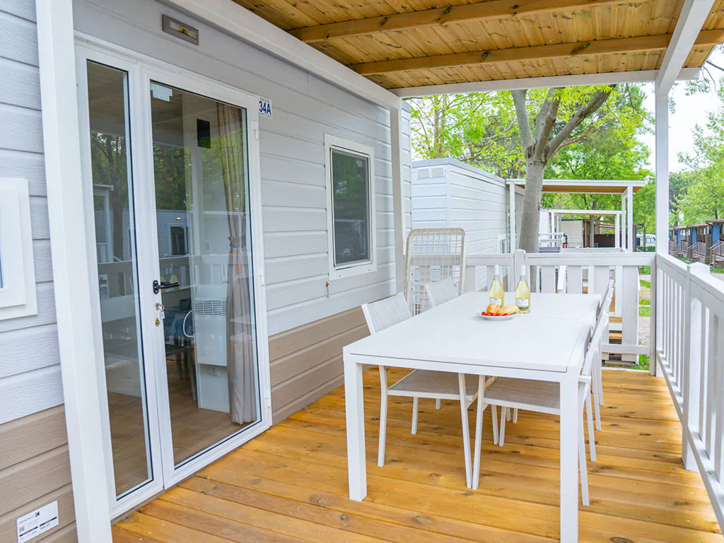 happy-relax-mobile-home-exterier-terace-table