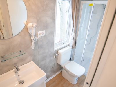 happy-relax-mobile-home-interier-bathroom