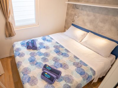 happy-relax-mobile-home-interier-double-bed